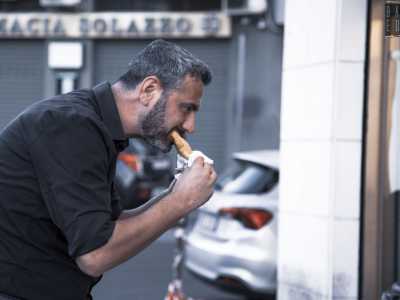 ...per poi gustarlo per strada, facendo attenzione a non sbrodolarsi. Con il panzerotto infatti, soprattutto se ancora bollente, il rischio � sempre quello di sporcarsi con il ripieno che immancabilmente verr� fuori dalla massa fritta